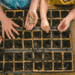 Wat kinderen in de tuin kunnen leren? Nou, de magie van tuinieren! De mogelijkheden zijn eindeloos en het heeft zo ontzettend veel voordelen!